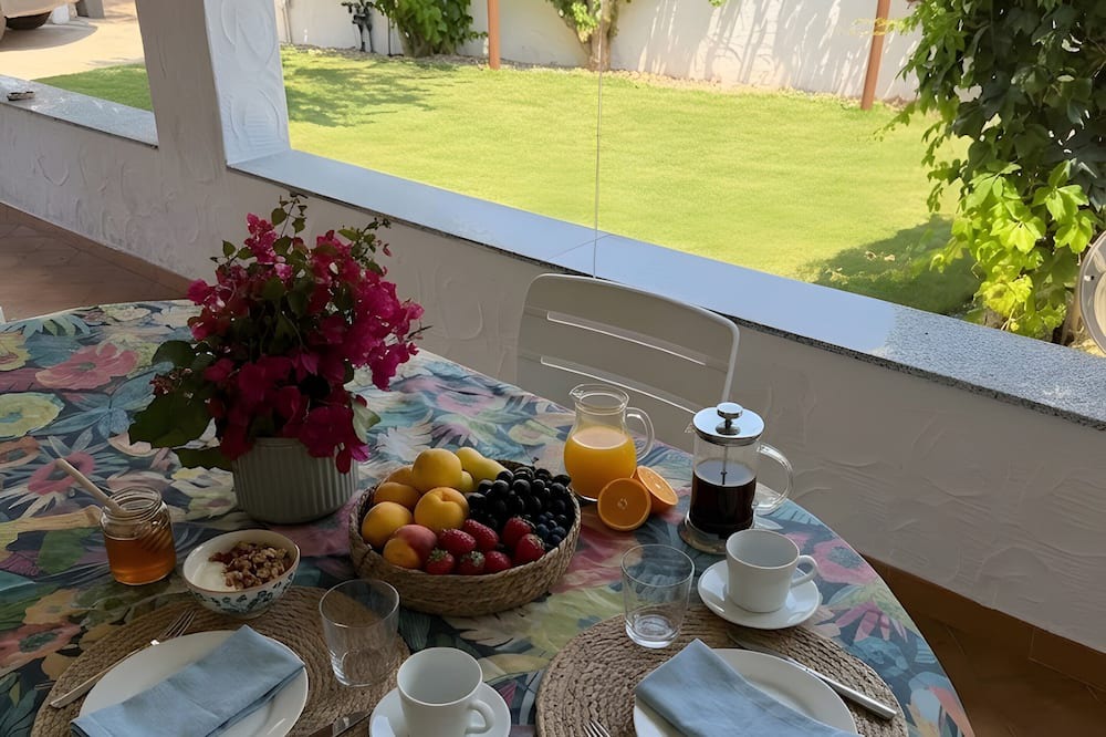 Solanas House | Holiday Home 'Villa Nino - Solanas' with Mountain View, Wi-Fi and Air Conditioning