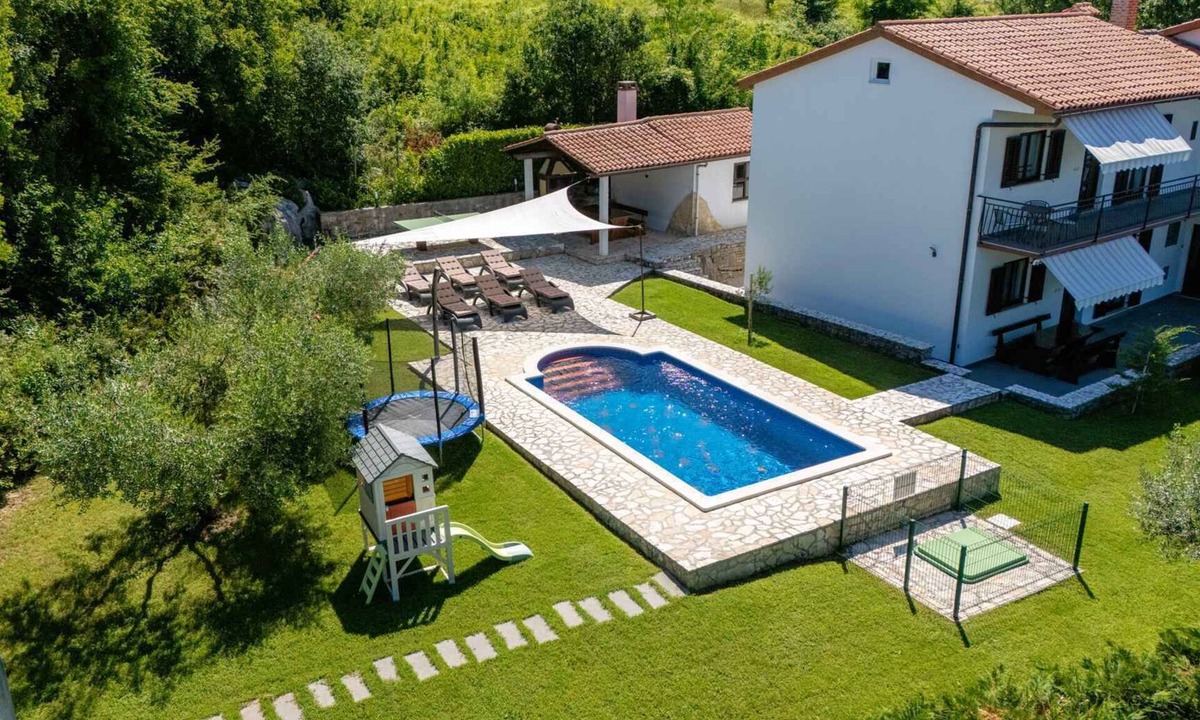 Strmac House | Holiday home with 2 separate apartments, swimming pool and air conditioning