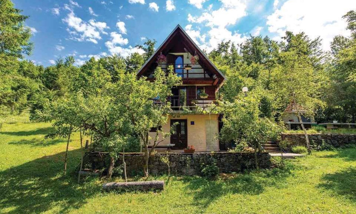 Zlobin House | Holiday home with garden and barbecue