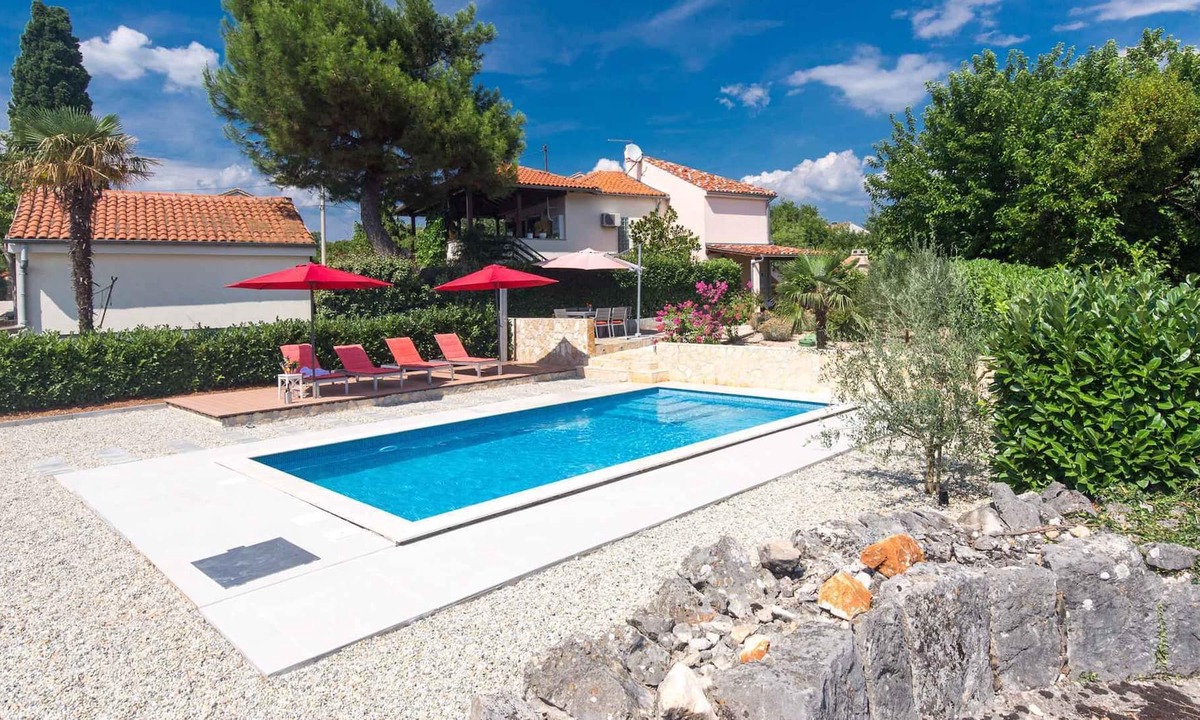 Garica House | Holiday home with pool and fenced garden