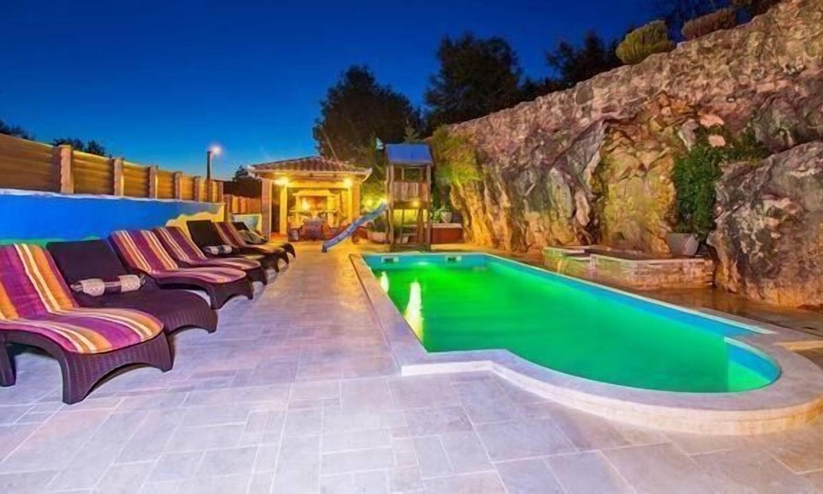 Susnjevica House | Holiday house Susnjevica for 1 - 8 persons with 3 bedrooms - Row house
