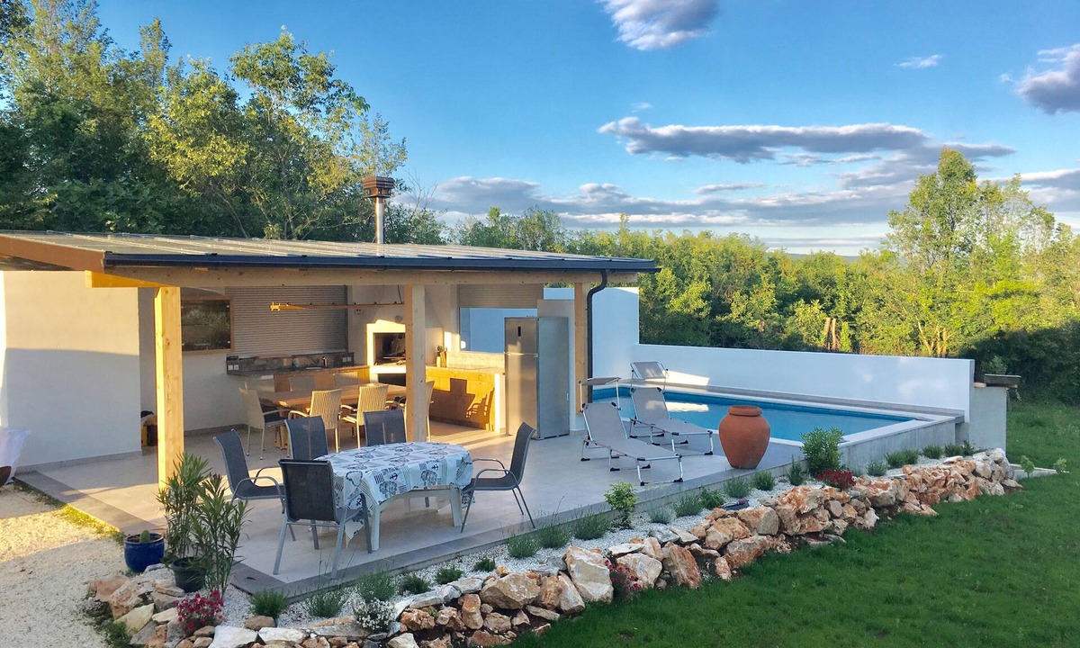 Rebici House | Holiday house with pool and summer kitchen, only 5 min. from the beach