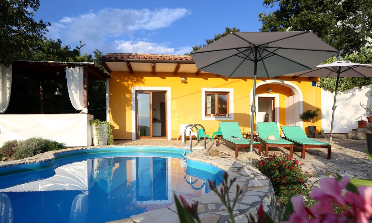 Ripenda Verbanci Villa | Homerez - Beautiful villa 3 km away from the beach for 6 ppl. with swimming-pool
