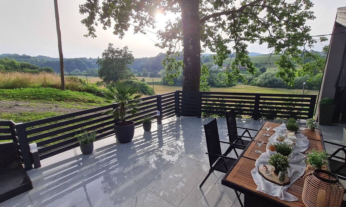 Karlovac House | House by the Dobra River with jacuzzi, panoramic terrace, and space for gatherings.