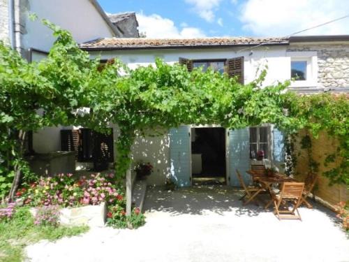 Lindar House | House Elena