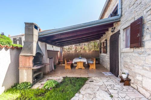 Mali Vareski House | House Nicol - Authentic Istrian holiday home with terrace and garden near the Sea