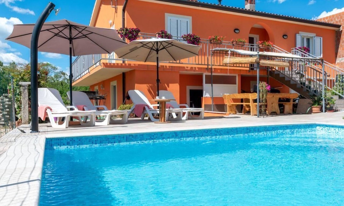 Vinez Apartment | House Orange- Family Friendly Location with Pool and Close to the Sea