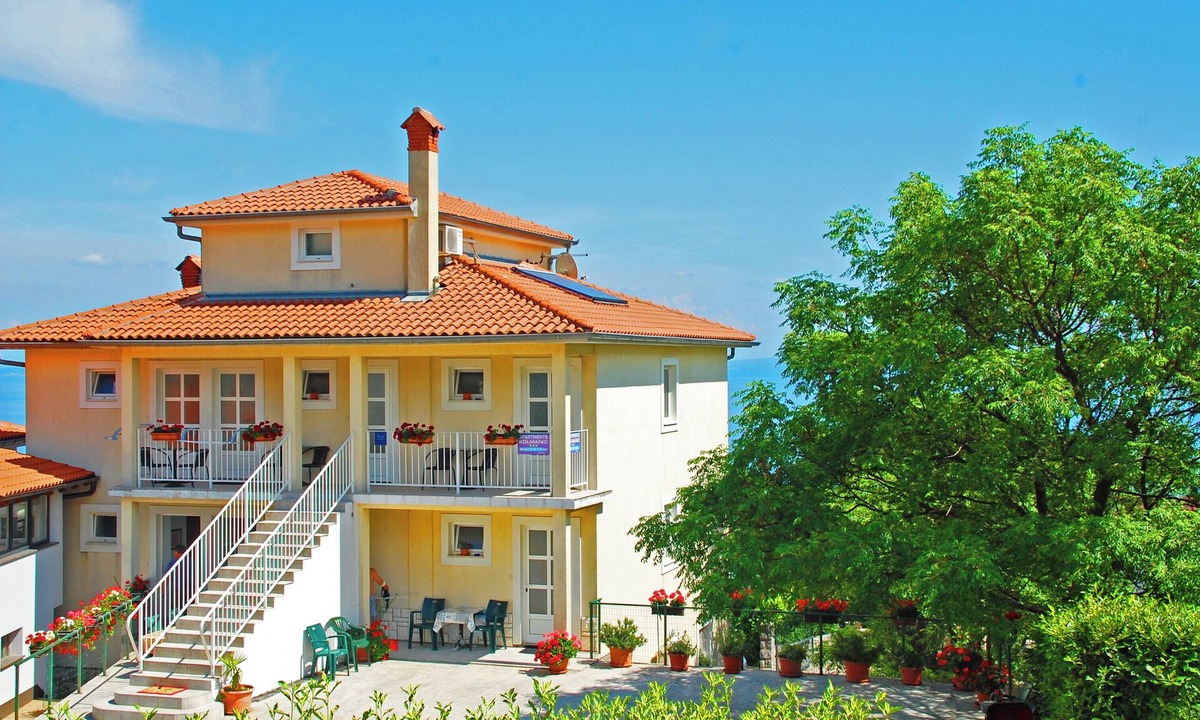 Poljane Apartment | House with 7 apartments in a quiet location, with a beautiful view of the sea