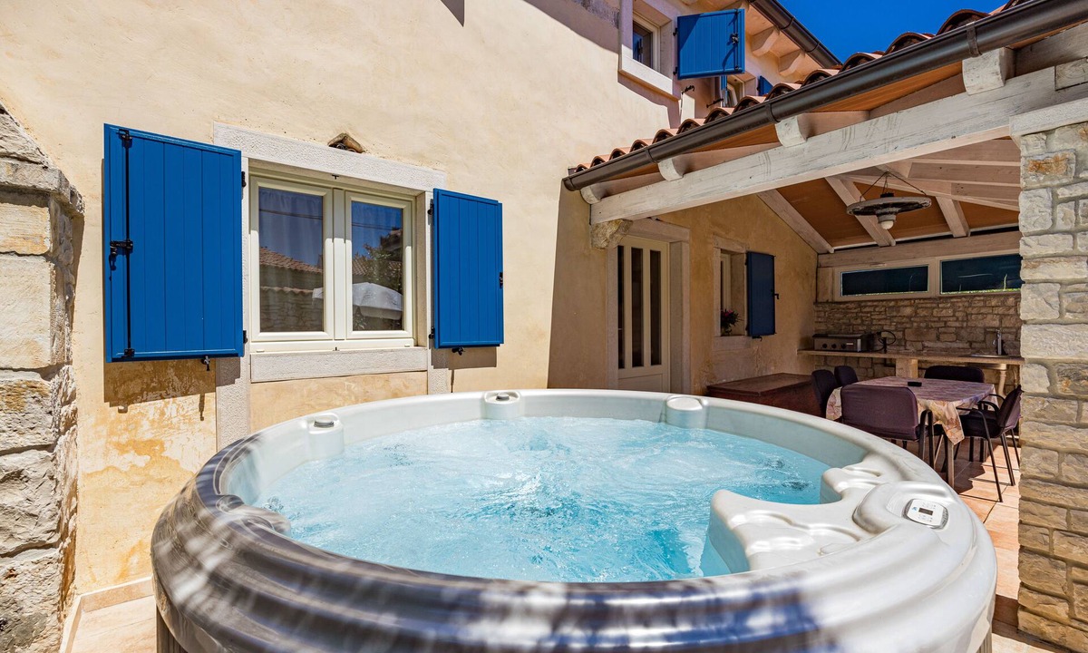 Kavran House | House With Hot tub near the Sea