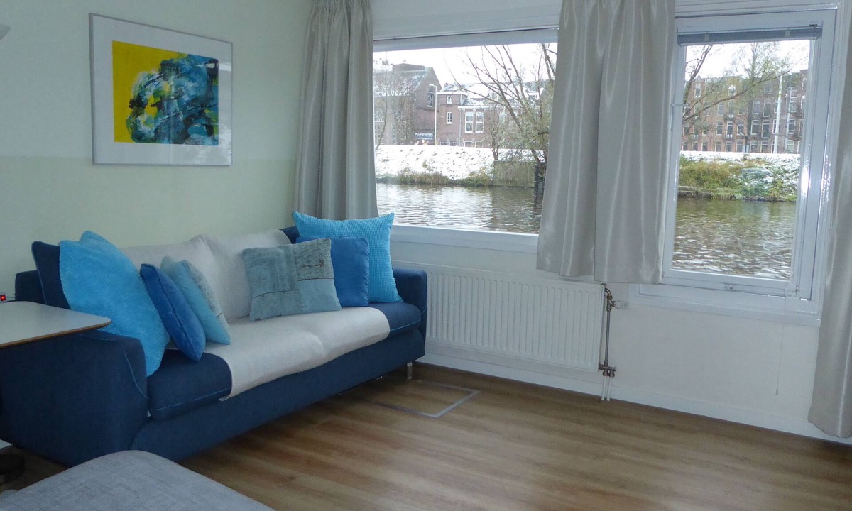 Eastern Docklands Boat Rental | Houseboat In The Center, 5 min walk to Tropical Museum, Free Wifi!