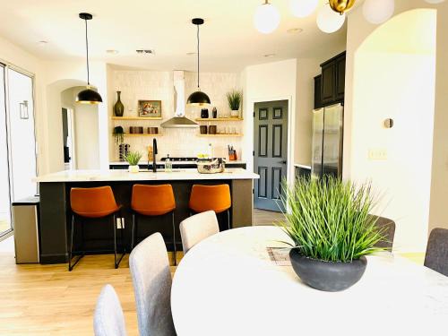 Folsom House | Huge Home near Old Folsom Pet & Family Friendly