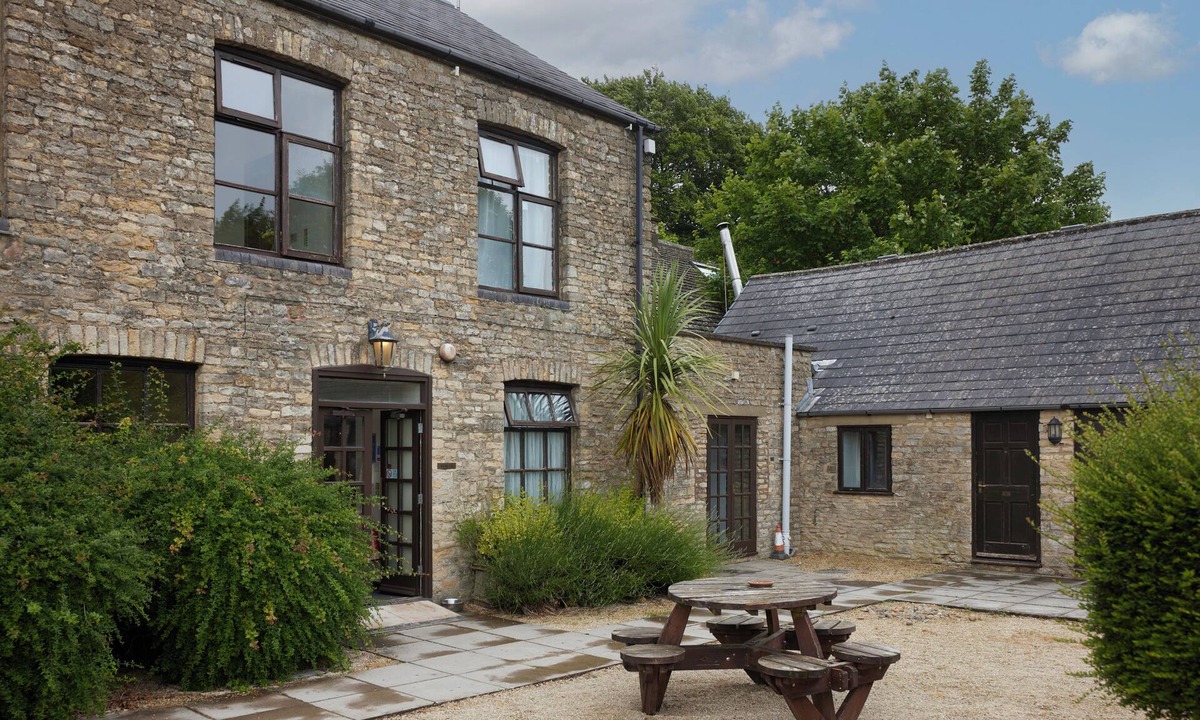 Kingscote Hotel | Hunters Hall Tetbury by Greene King Inns