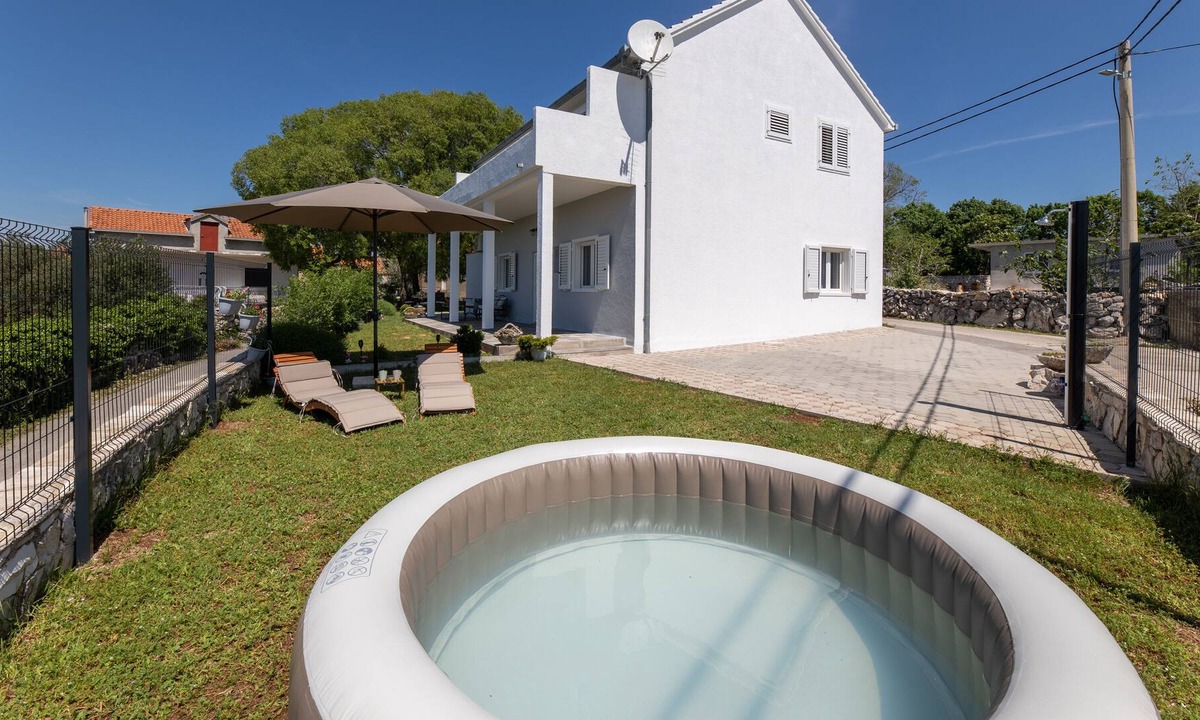 Sestanovac House | Ideal holiday house, including a heated hot tub and a barbecue