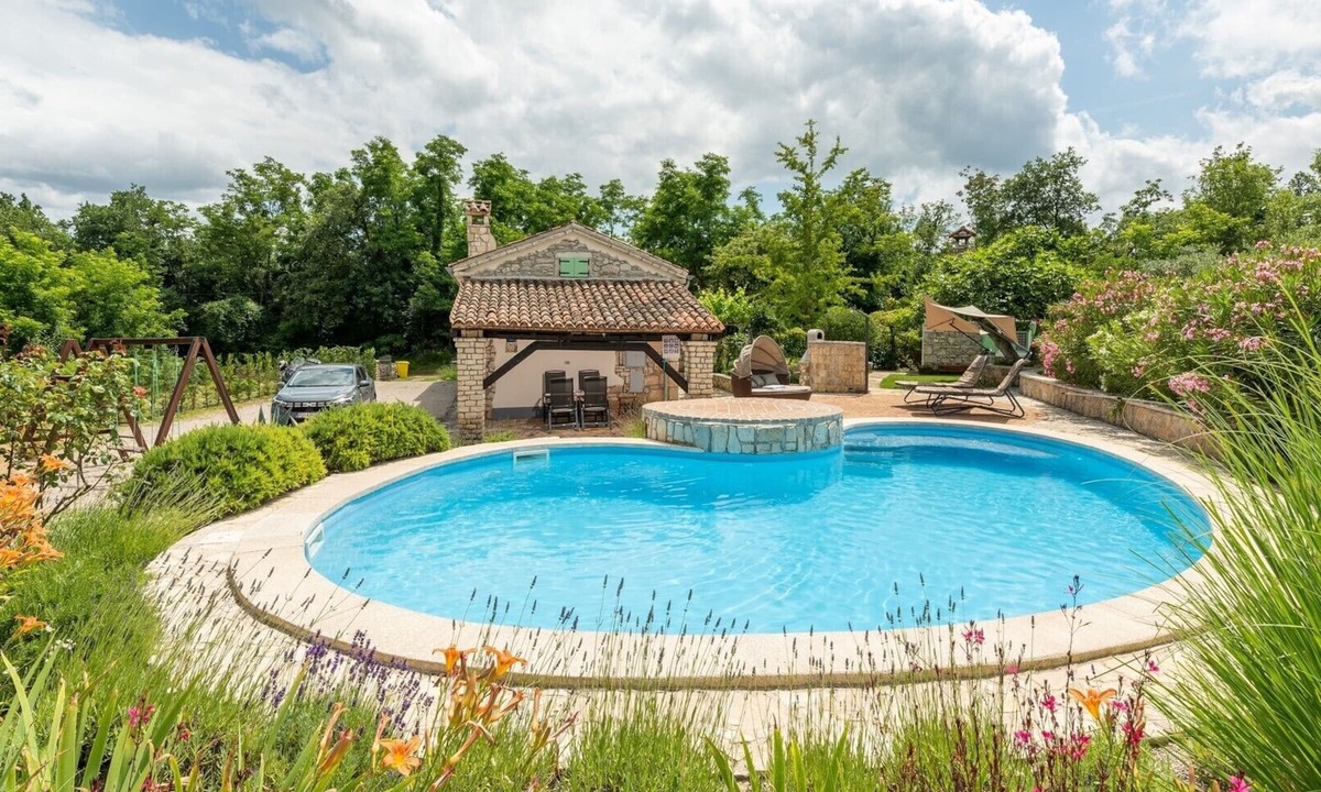 Martinski Villa | Idyllic Casa Corona with pool