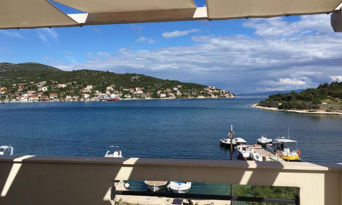 Vinisce House | Idyllically situated flat "Pika" directly by the sea