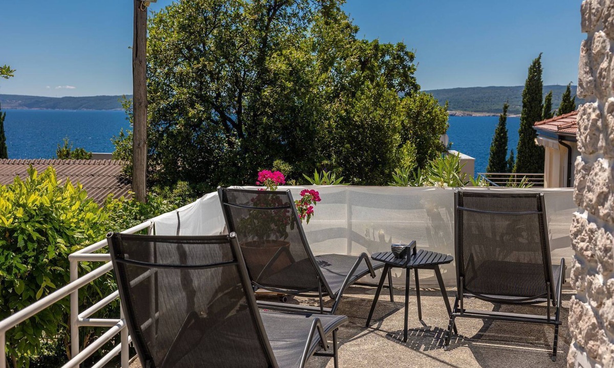 Selce House | Impressive holiday home just 80 metres from the beach with Mediterranean garden and chill-out area