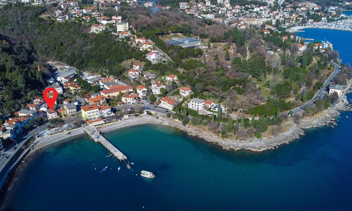 Ika Apartment | In a beautiful townhouse on the beach of Opatija-Ika welcomes you this modern apartment.