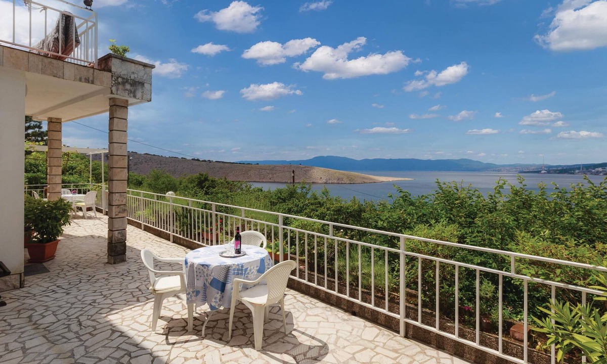 Kraljevica Apartment | In the beautiful bay Grabrova is located this house with three smaller apartments (CKC931-933).