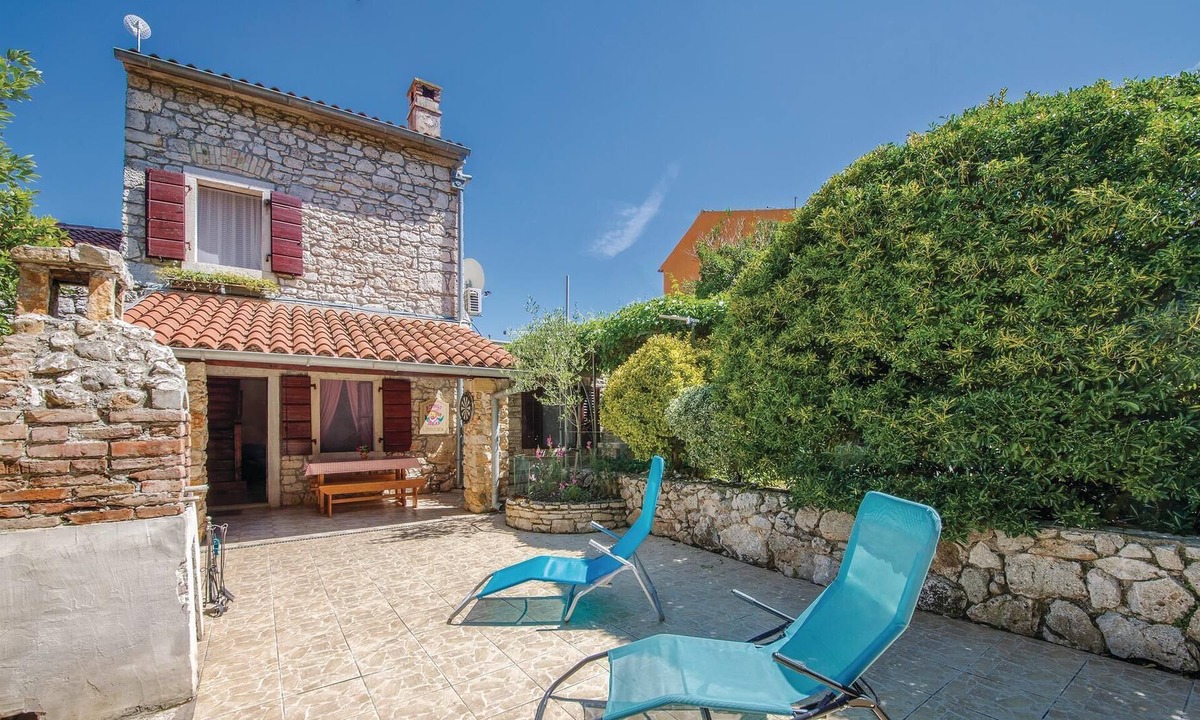 Pomer House | In the small fishing village of Pomer lies this traditional stone house from the early last century.