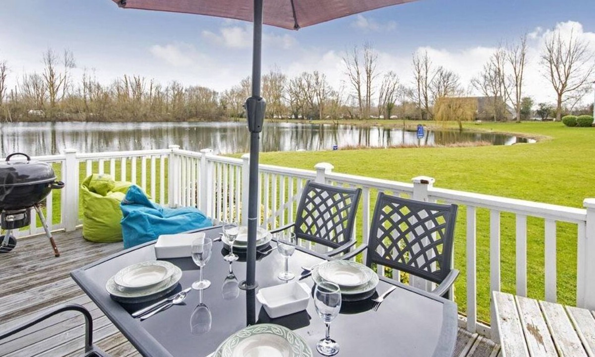 South Cerney House | Isis Lakes 84, Tortola Lodge (P) - Lakeside Lodge, On-Site Activities, Sleeps 8