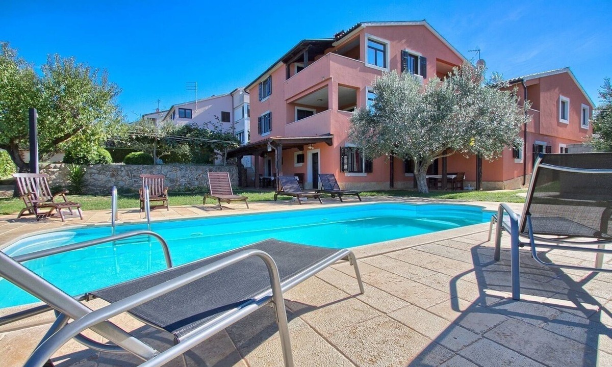 Banjole Apartment | Just 400 metres to beach with pool, jacuzzi, WiFi
