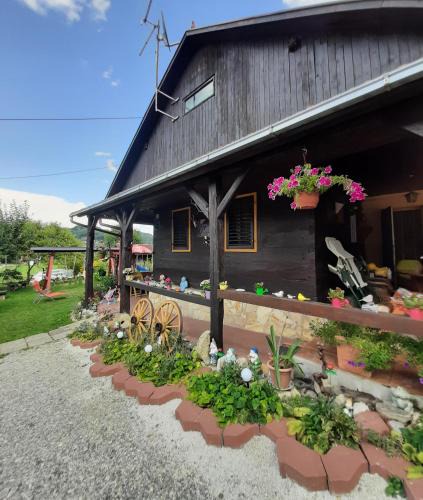 Sveti Kriz House | Kuća Viola, traditional wooden house in Tuhelj