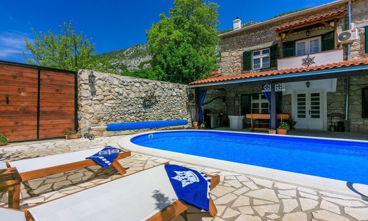 Drivenik House | Light-filled finca with nearby alpaca ranch, private pool, barbecue area, washing machine