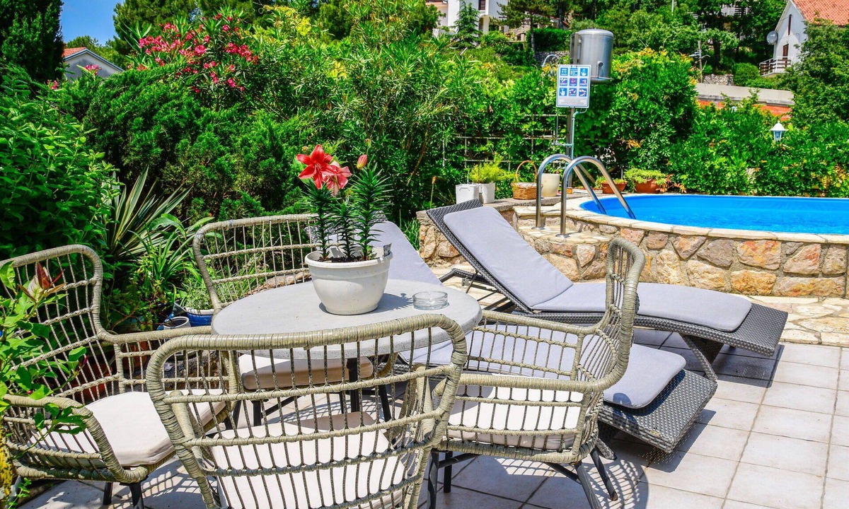 Smrika Apartment | Lovely apartment for 4 guests with WIFI, pool, A/C, TV and patio