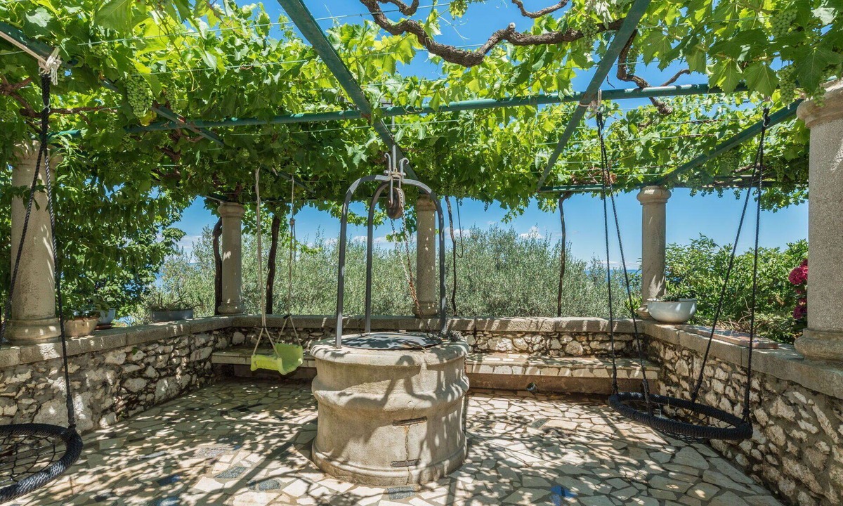 Ravni Apartment | Lovely apartment for 4 guests with WIFI, A/C, TV and terrace