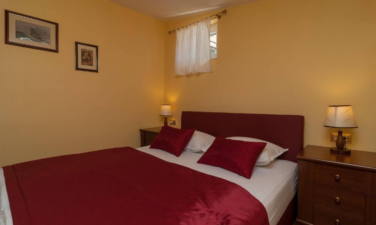 Tice Apartment | Lovely Apartment in Omiš with Private Balcony