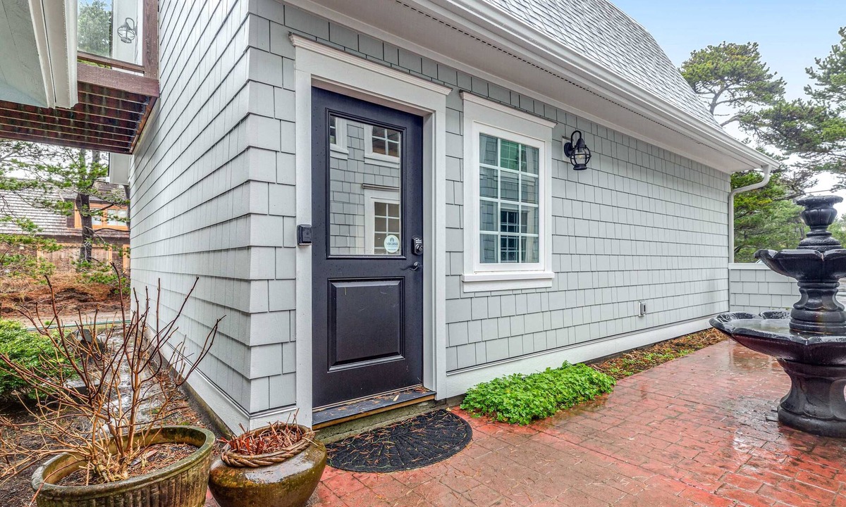 Surf Pines Apartment | Lovely studio guesthouse with ocean views, outdoor deck & washer/dryer