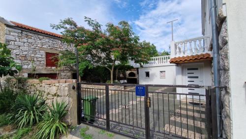 Drivenik House | Lukari Vacation Home