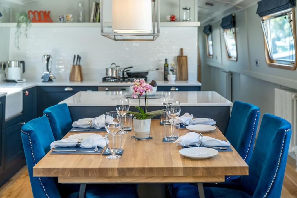 Limehouse Boat Rental | Luxurious houseboat near Canary Wharf in London