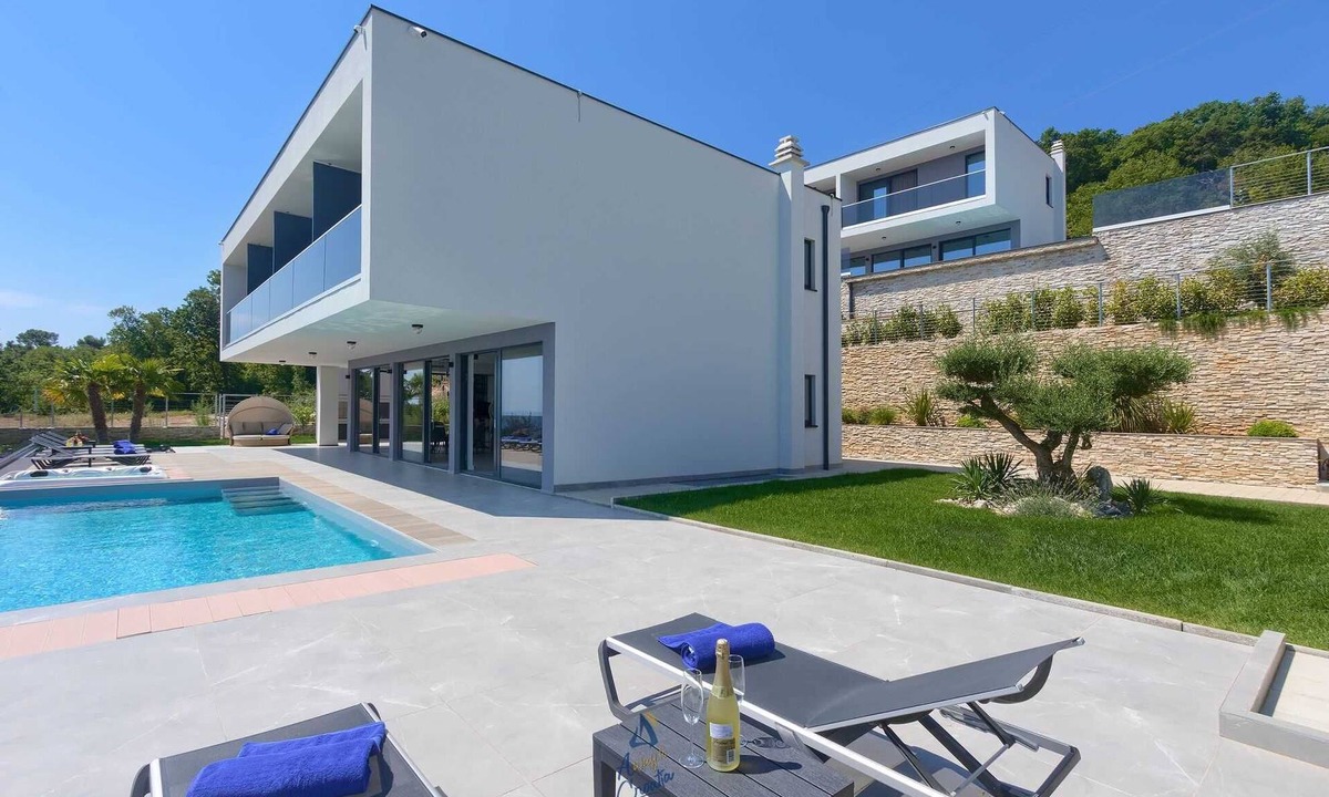Veprinac Villa | Luxury 4 BD Villa with Heated Pool and Breathtaking Sea Views