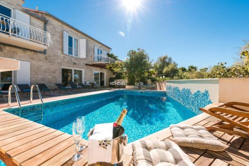 Mirce Villa | Luxury beachfront Villa Casa Mare with heated pool near Supetar - Brač