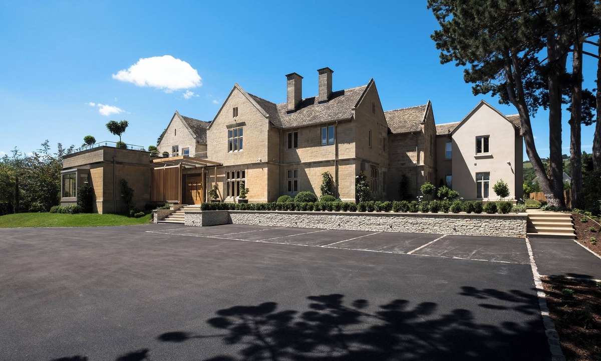 Winchcombe Cabin | Luxury Cotswold house. Sleeps 22. Perfect for celebrations/weddings/corporate