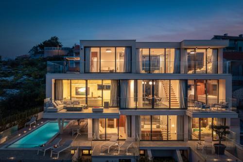 Okrug Gornji Villa | Luxury Villa Glass with Pool