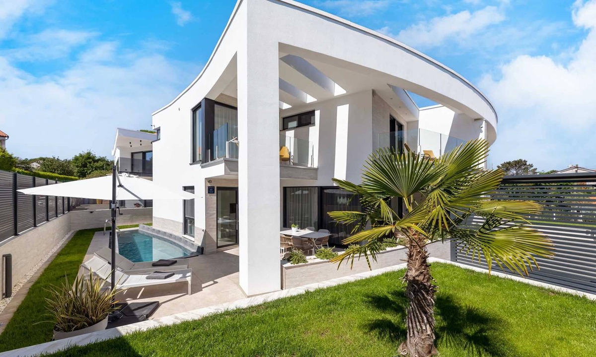 Vantacici Villa | Modern Villa Sarah with heated pool & Seaview