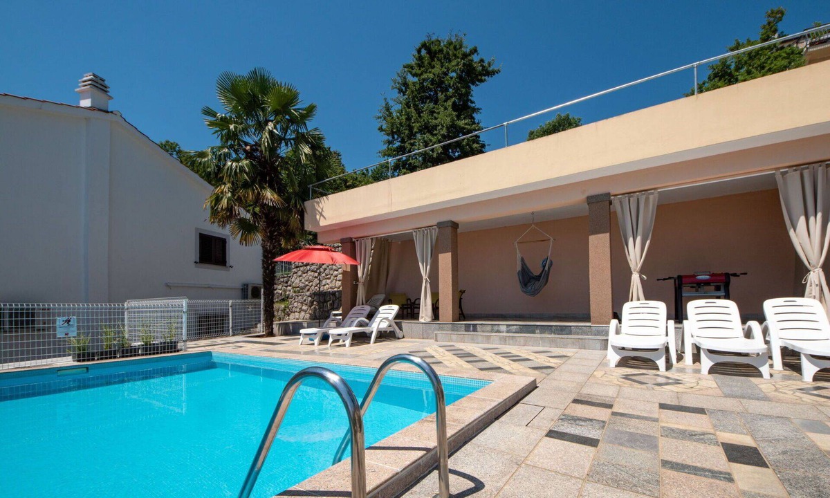 Tulisevica Apartment | Nice apartment for 4 people with A/C, WIFI, pool, TV, terrace and pets allowed