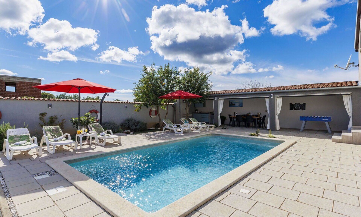 Loborika Apartment | Nice apartment for 6 guests with WIFI, A/C, private pool, TV, terrace and pets allowed