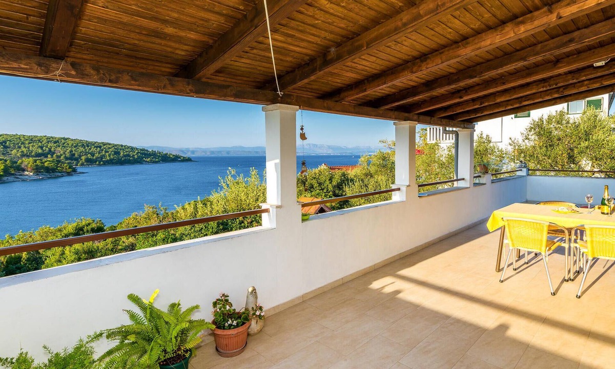 Necujam Apartment | Nice apartment in Necujam with house sea view