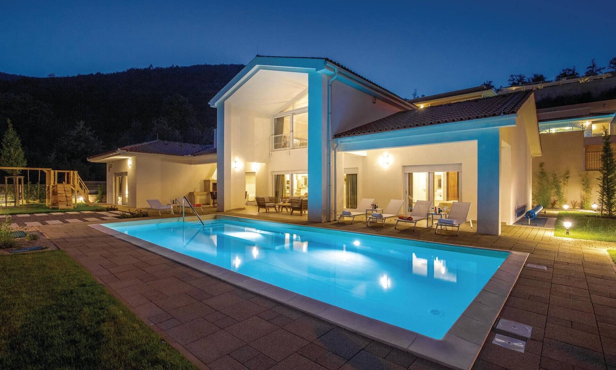 Veprinac House | Nice home in Veprinac with sauna
