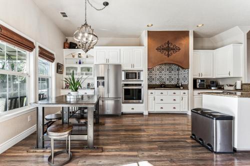 Folsom House | ¤ Old Folsom La Boheme Artist Retreat + Jacuzzi ¤