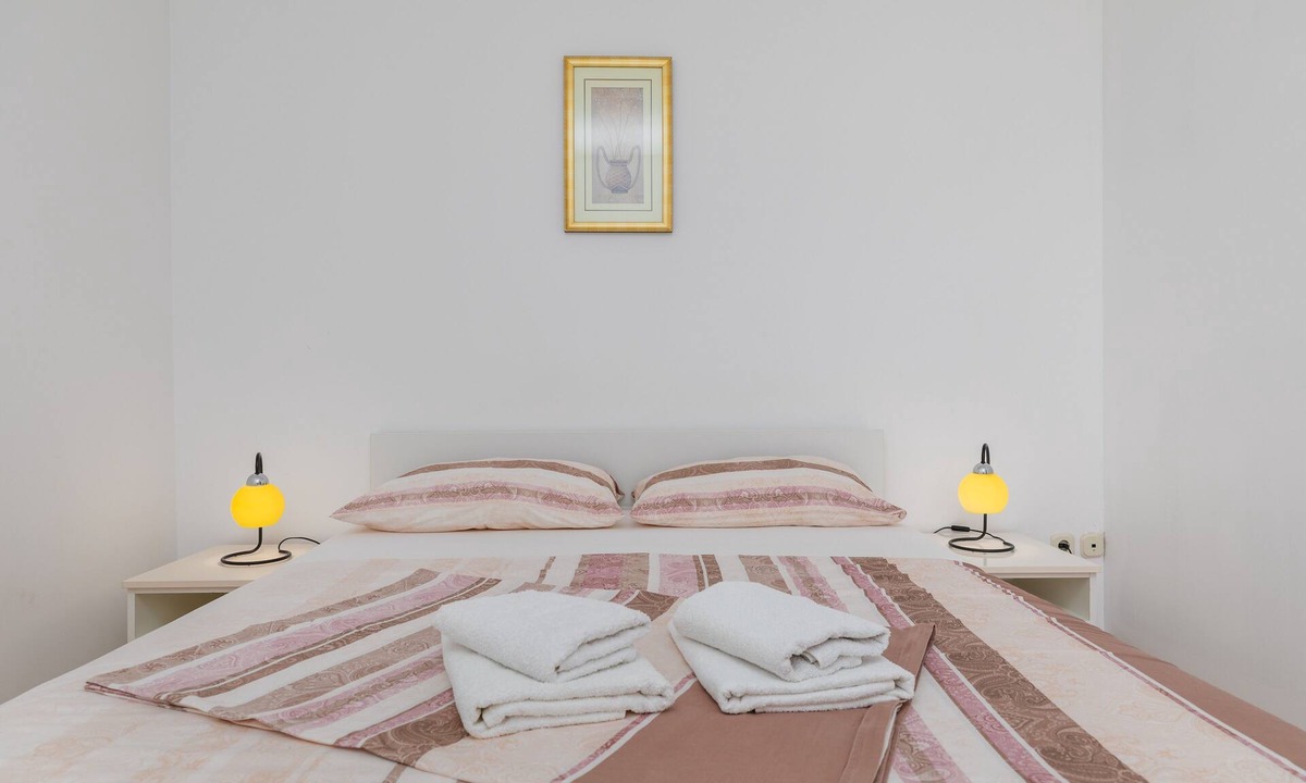 Ruskamen Apartment | One bedroom apartment with balcony and sea view Lokva Rogoznica, Omiš (A-23105-b)