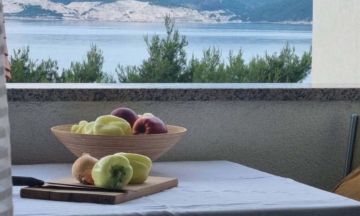 Ruskamen Apartment | One bedroom apartment with balcony and sea view Lokva Rogoznica, Omiš (A-25499-b)