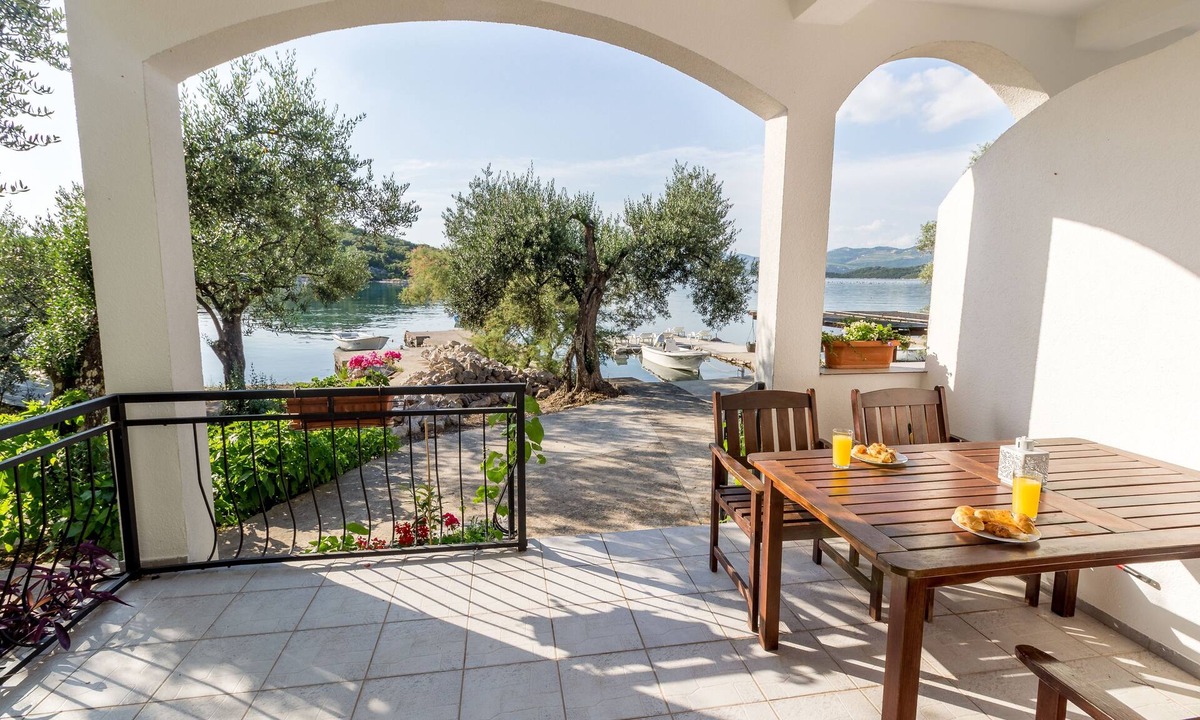 Putnikovic Apartment | One bedroom apartment near beach Žuronja, Pelješac (A-10134-b)