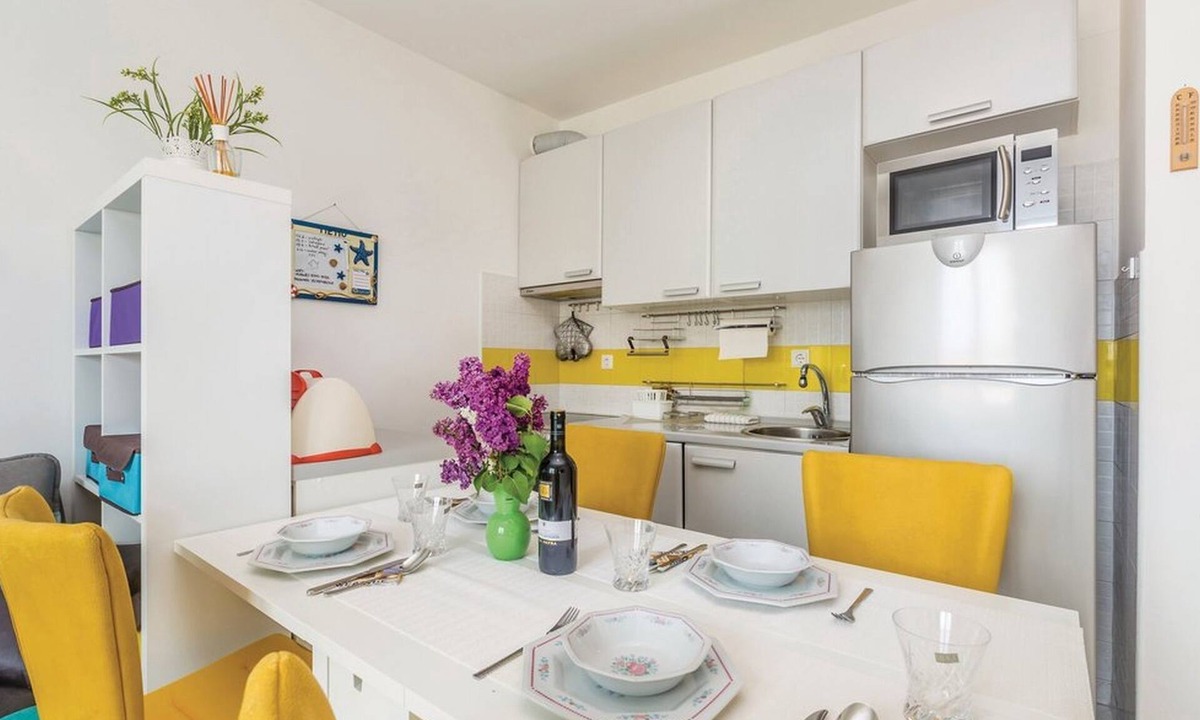 Malinska Apartment | One bedroom apartment with terrace Malinska, Krk (A-19300-a)