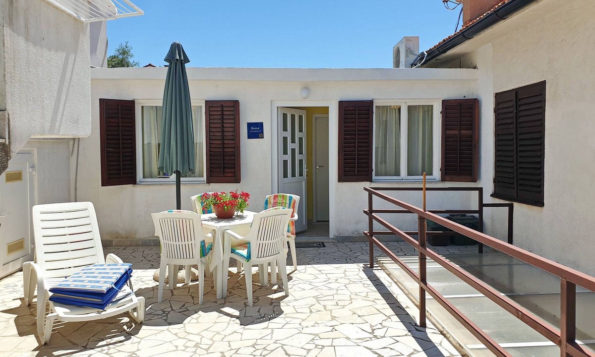 Silo Apartment | One bedroom apartment near beach Šilo, Krk (A-18755-a)