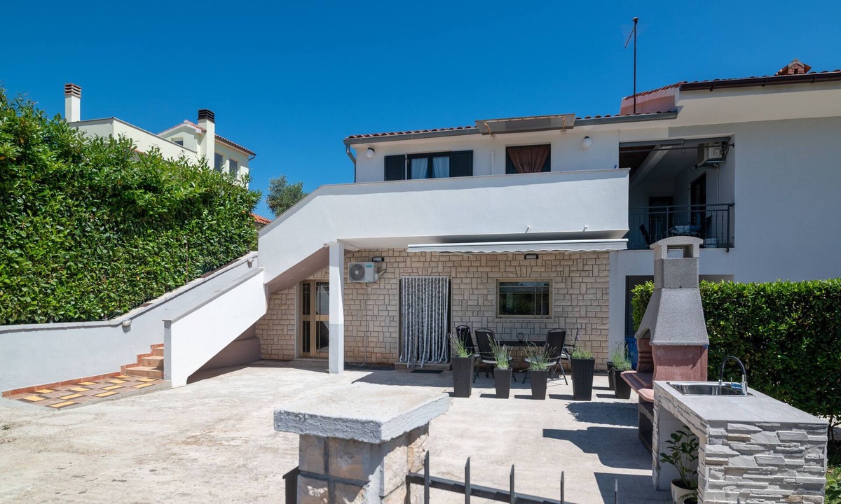 Mali Vareski Apartment | One bedroom apartment with balcony and sea view Peruški, Marčana (A-24578-b)