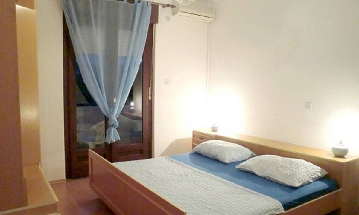 Banjol Apartment | One bedroom apartment with balcony and sea view Banjol, Rab (A-16645-c)